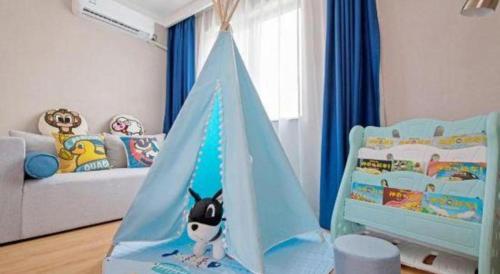 a childs room with a bed and a crib at danfeng kelly hotel in Shenzhen