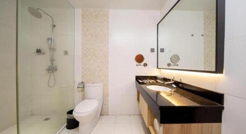 a bathroom with a toilet and a sink and a shower at danfeng kelly hotel in Shenzhen