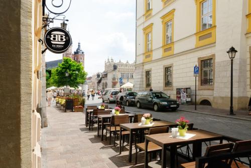 A restaurant or other place to eat at Krakow For You Budget Apartments