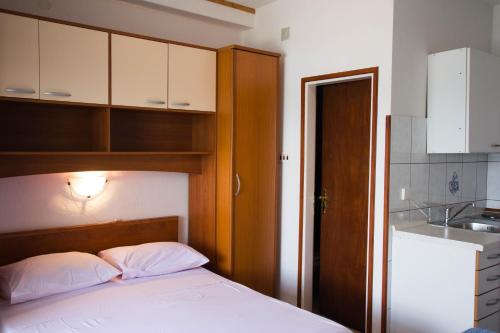 Ένα ή περισσότερα κρεβάτια σε δωμάτιο στο Apartments Bartul