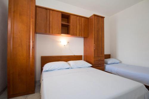 Ένα ή περισσότερα κρεβάτια σε δωμάτιο στο Apartments Bartul
