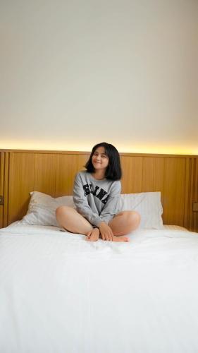 Una cama o camas en una habitación de Wisma Lotus 2 Purwokerto