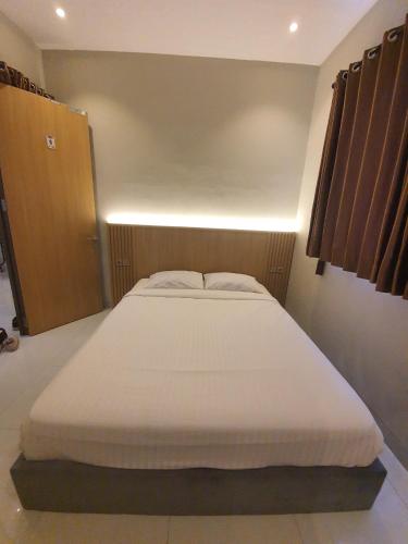 Una cama o camas en una habitación de Wisma Lotus 2 Purwokerto