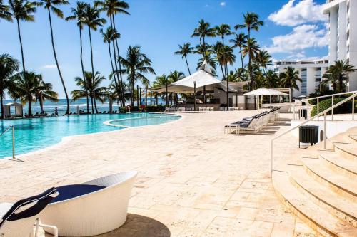 Marbella Juan Dolio Beachfrontの敷地内または近くにあるプール