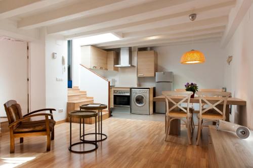 a kitchen and dining room with a table and chairs at MH Apartments Liceo in Barcelona