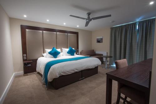 Säng eller sängar i ett rum på Burton Hotel