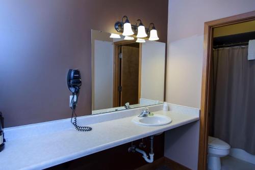 a bathroom with a sink and a mirror at Leavenworth Camping Resort Lakeview Lodge 2 in Leavenworth
