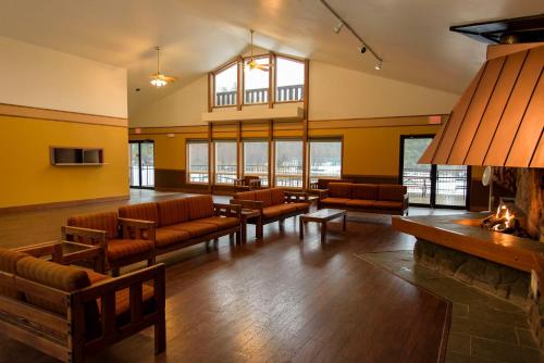 レブンワースにあるLeavenworth Camping Resort Lodge 1のソファ、椅子、暖炉が備わる広い客室です。