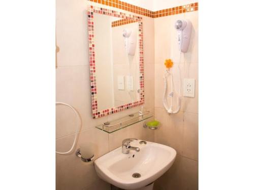 uma casa de banho com um lavatório e um espelho em Tango Bs As Multipremiado! Cuidamos su estadía em Buenos Aires