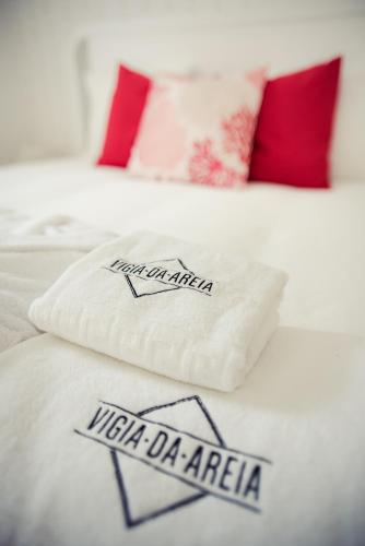 a white bed with a pillow on top of it at Vigia da Areia in São Lourenço