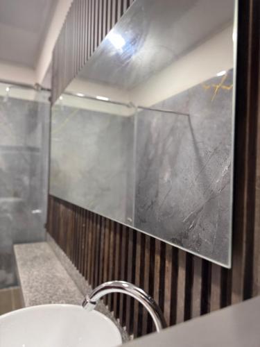 a bathroom with a sink and a mirror at Hostal Cilipo in Palomino