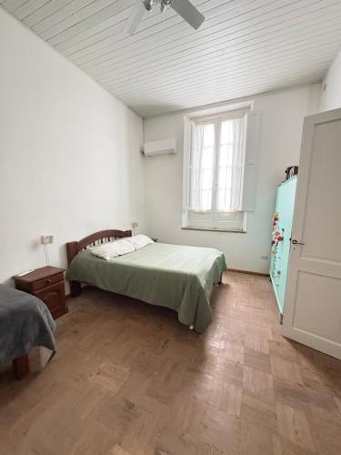 une chambre avec un lit et un ventilateur de plafond dans l'établissement Casa de pueblo, à Cañada Rosquín