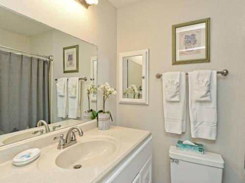 ein Badezimmer mit Waschbecken, Spiegel und Toilette in der Unterkunft Lake Travis Bungalow Casita Golden Rod #2 in Lakeway