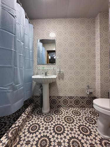 un baño con lavabo e inodoro en Zarhal Boutique, en Bukhara