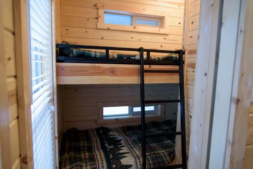 uma pequena casa com dois beliches em Leavenworth Camping Resort Cottage 5 em Leavenworth