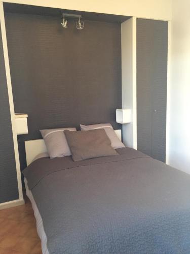 - une chambre dotée d'un grand lit avec deux lumières dans l'établissement Beau T2 en centre ville avec parking privé, à Bandol