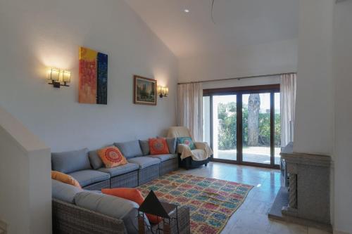 sala de estar con sofá azul y chimenea en Akivillas Albufeira Vale, en Albufeira