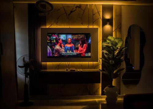 Télévision ou salle de divertissement dans l'établissement Elite Residence