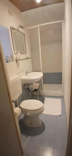a bathroom with a toilet and a sink at Casa Fulvia in Cannobio