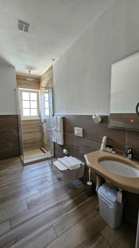 Koupelna v ubytování Hotel Sarajet e Pashait 2