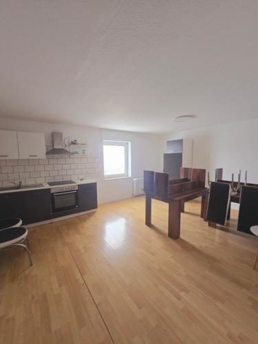 an empty room with a piano in the middle of it at 2 Montage oder Ferienunterkunft in Oberhausen in Oberhausen