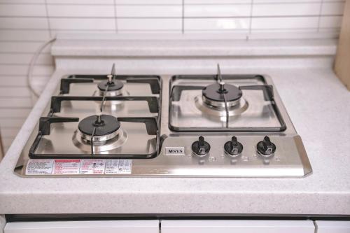 a stove top with two burners on top of it at Sillim Queen House in Seoul