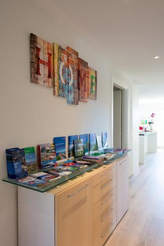 a room with a counter with books on it at Casa Bellavista in Pugerna