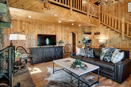 a living room with a couch and a table at Fall25 Offhottubviewsfirepitwcu3minfamilies in Sylva