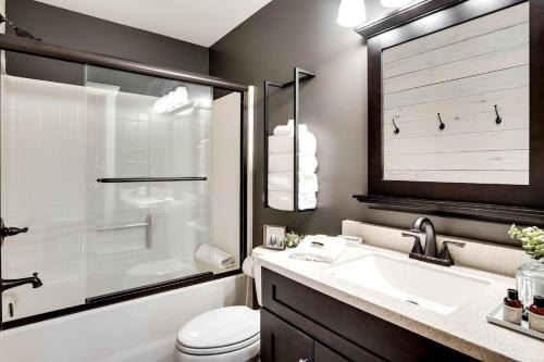 a bathroom with a toilet and a sink and a shower at Fall25 Offhottubviewsfirepitwcu3minfamilies in Sylva