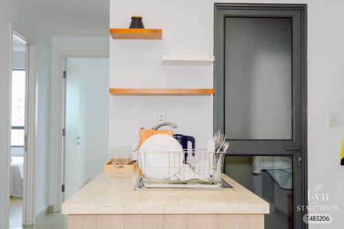cocina con barra de secado de platos en Masteri Thao Dien Apartment Complex, en Kon Rung (1)