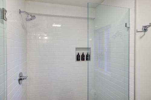 Ένα μπάνιο στο South Lake Chalet Boutique Suites - walk to Heavenly & Lake Tahoe