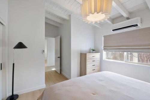 Ένα ή περισσότερα κρεβάτια σε δωμάτιο στο South Lake Chalet Boutique Suites - walk to Heavenly & Lake Tahoe