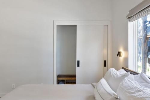 Ένα ή περισσότερα κρεβάτια σε δωμάτιο στο South Lake Chalet Boutique Suites - walk to Heavenly & Lake Tahoe