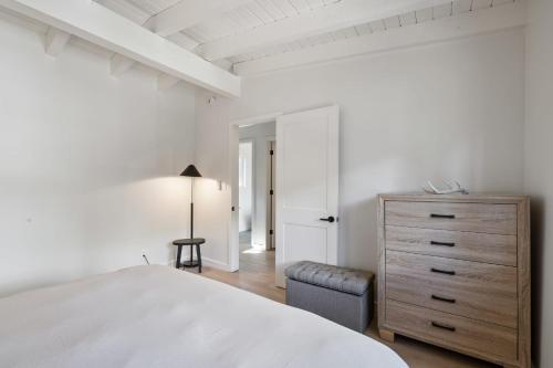 Ένα ή περισσότερα κρεβάτια σε δωμάτιο στο South Lake Chalet Boutique Suites - walk to Heavenly & Lake Tahoe