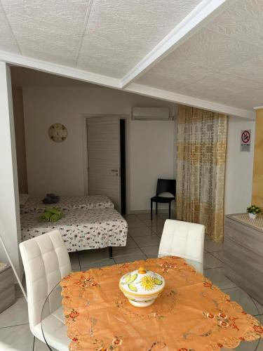 a room with a table and chairs and a bed at B&B Le Tre Gemme Junior in Lentini