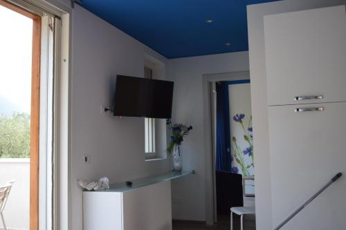 a living room with a blue ceiling at "CASABANA" - relax tutto l'anno - giardino - piscina Top in Malcesine