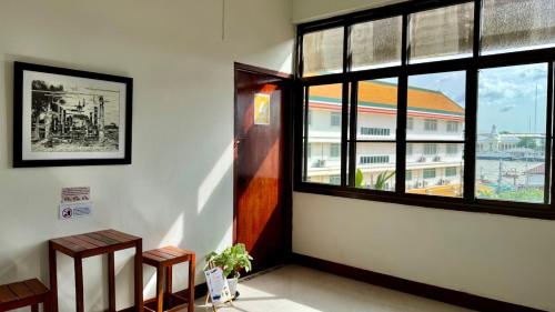 a room with two benches and a window in a building at Baan PadSeeEw - Rooftop Riverview 4th floor in Thonhuri