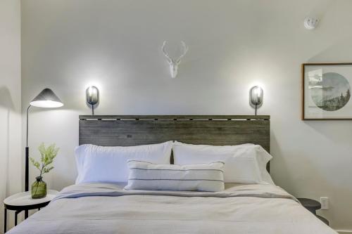 Ένα ή περισσότερα κρεβάτια σε δωμάτιο στο South Lake Chalet Boutique Suites - walk to Heavenly & Lake Tahoe