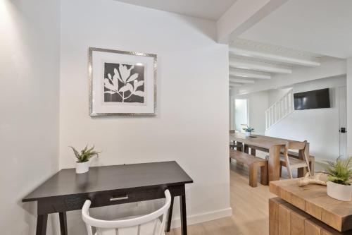 Μια τηλεόραση ή/και κέντρο ψυχαγωγίας στο South Lake Chalet Boutique Suites - walk to Heavenly & Lake Tahoe