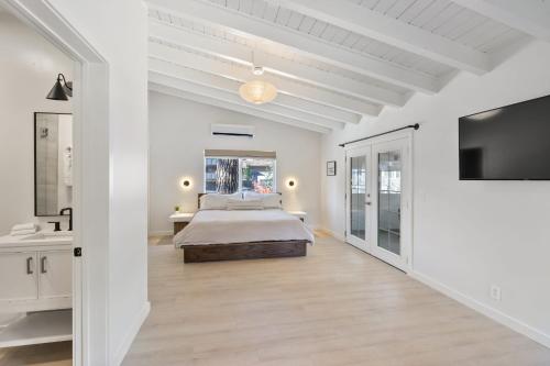 Ένα ή περισσότερα κρεβάτια σε δωμάτιο στο South Lake Chalet Boutique Suites - walk to Heavenly & Lake Tahoe