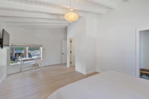 Ένα ή περισσότερα κρεβάτια σε δωμάτιο στο South Lake Chalet Boutique Suites - walk to Heavenly & Lake Tahoe