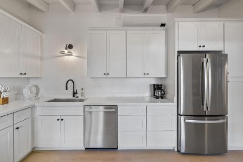 Η κουζίνα ή μικρή κουζίνα στο South Lake Chalet Boutique Suites - walk to Heavenly & Lake Tahoe