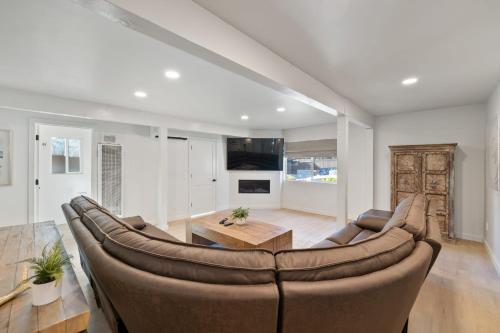 Μια τηλεόραση ή/και κέντρο ψυχαγωγίας στο South Lake Chalet Boutique Suites - walk to Heavenly & Lake Tahoe