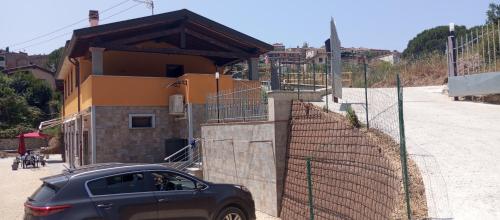 un coche aparcado delante de una casa en Casale Gabriella Alloggio ergonomico e spazioso, en Capoliveri