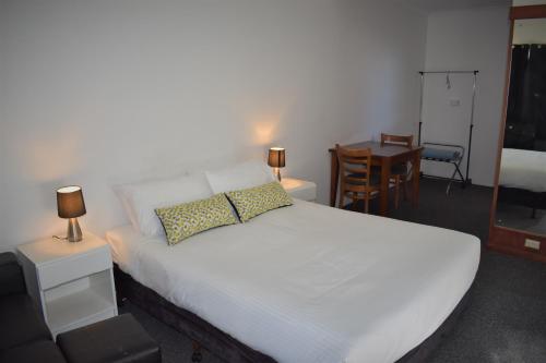 Ένα ή περισσότερα κρεβάτια σε δωμάτιο στο Ship Inn Motel