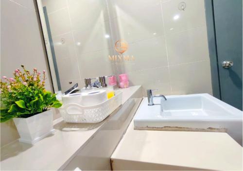 Ένα μπάνιο στο Sutera Avenue 3 Mins walk to Imago Mall at Mixma Suites