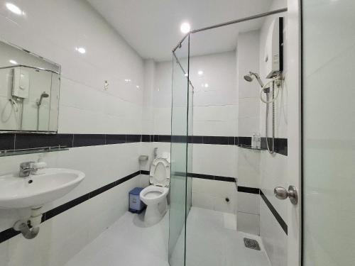 un bagno con wc, lavandino e doccia di Saigon Apartments 2 ad Ho Chi Minh