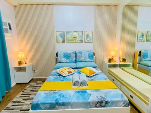 Ένα ή περισσότερα κρεβάτια σε δωμάτιο στο RL Cozy Staycation Cebu by Amani Grand Resort and Residences