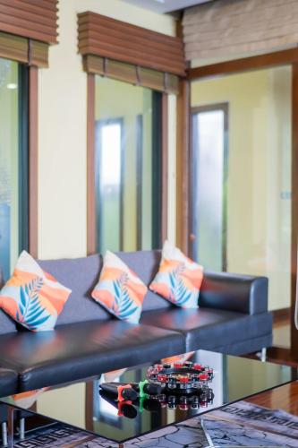 Ruang duduk di Welcome Sea View Pool Villa By Premier