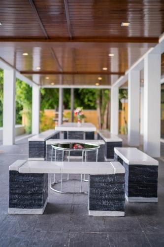 Ruang duduk di Welcome Sea View Pool Villa By Premier